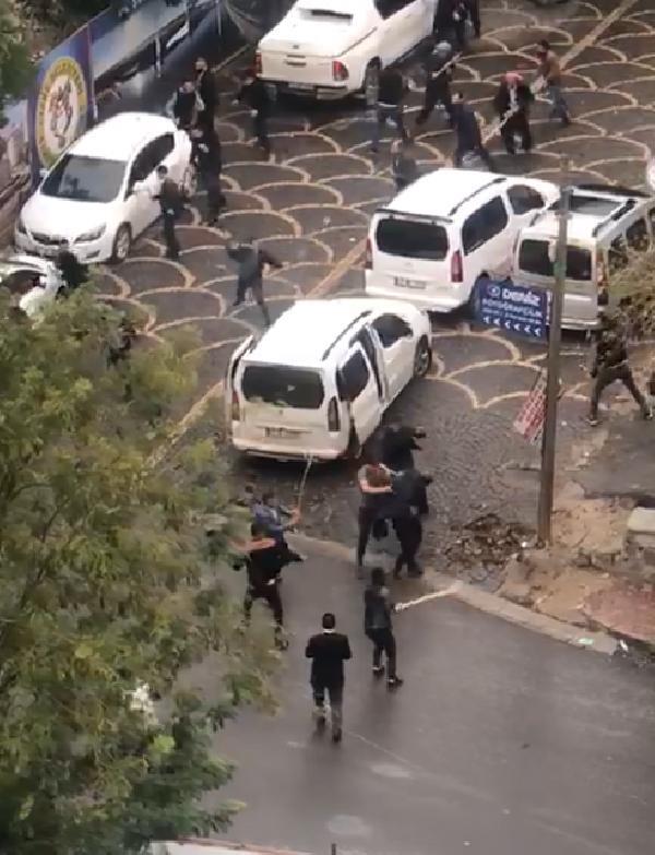 Adliye önünde taşlı, sopalı, silahlı kavga: 4 yaralı | Video