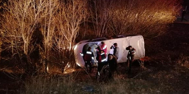 Ağrı’da kaçak göçmenleri taşıyan araç devrildi: 17 yaralı