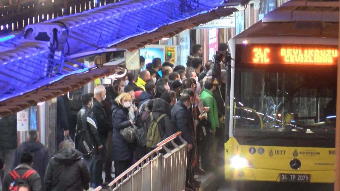 Cevizlibağ metrobüs durağında yoğunluk
