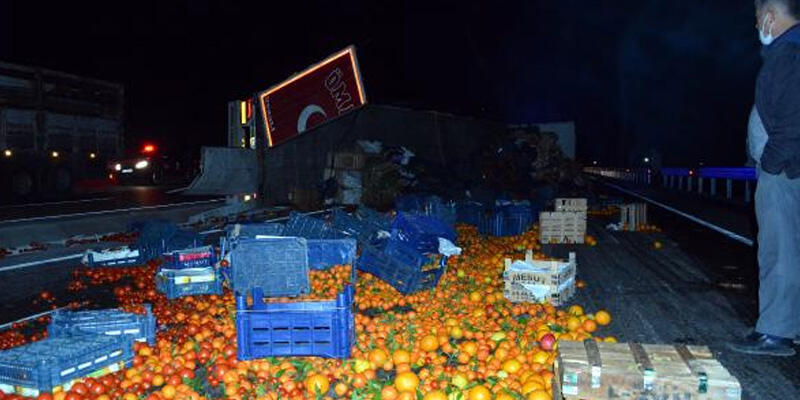 Sebze meyve yüklü TIR devrildi: 3 yaralı
