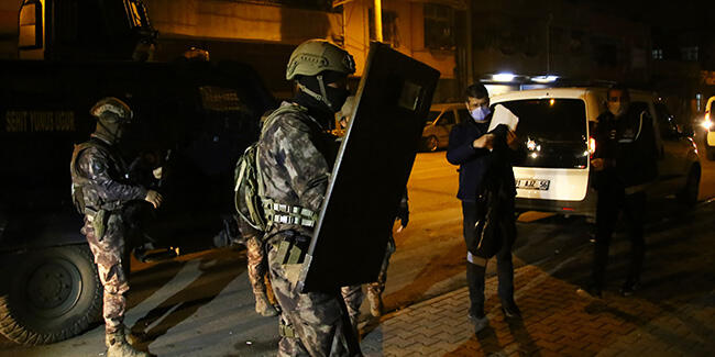 Adana’da suç örgütüne yönelik operasyon: 12’si polis 55 gözaltı kararı