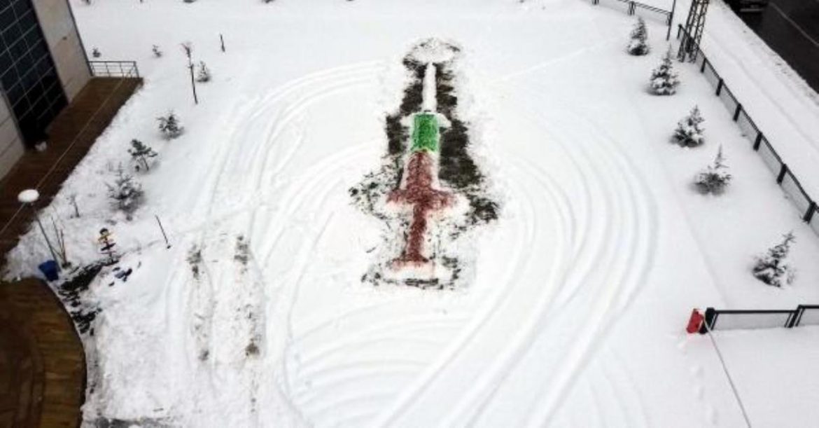 Aşının önemine dikkat çekmek için 20 metrelik ‘kardan enjektör’ yaptılar