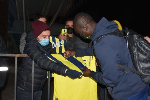 Fenerbahçe kafilesi Sivas'ta -13 derecede meşalelerle karşılandı