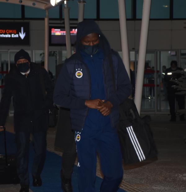Fenerbahçe kafilesi Sivas'ta -13 derecede meşalelerle karşılandı