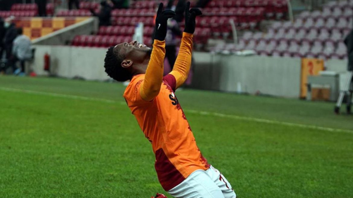 G.Saray’ın Türk Telekom Stadı’ndaki 500. golünü atan Sekidika gözyaşlarını tutamadı