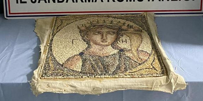 İzmir’de 2 bin yıllık olduğu değerlendirilen mozaik ele geçirildi