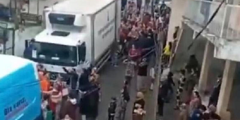 İzmir’de yardım almak isteyenler koronavirüsü unuttu