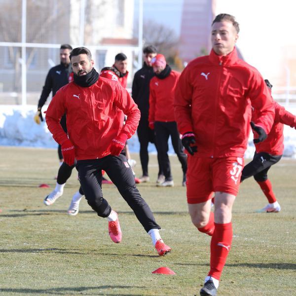 Sivasspor-Fenerbahçe maçı öncesi stadın yarısı beyaz yarısı yeşil
