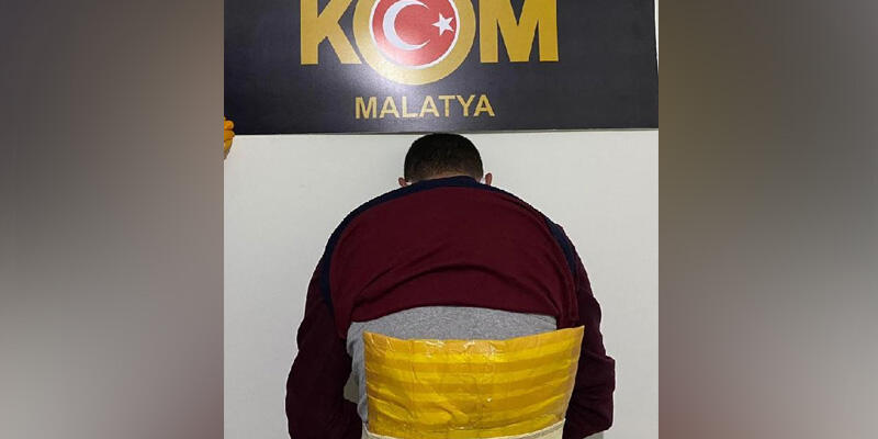 Vücudunda korseye sarılı 1 kilo 100 gram esrar çıktı