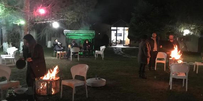 Yeni yıla otel bahçesinde mısır patlatıp, kestane pişirerek girdiler