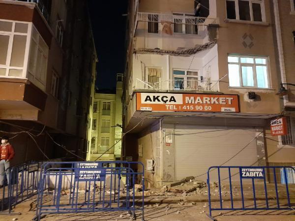 3 katlı binanın ikinci katındaki balkon çöktü
