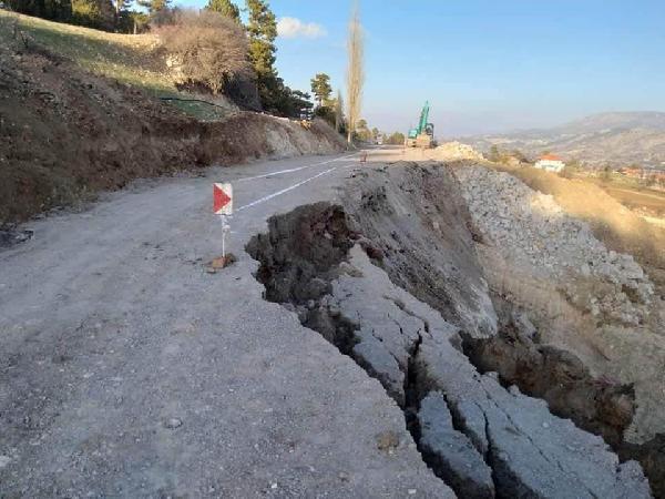 İki mahalleyi birbirine bağlayan yol çöktü
