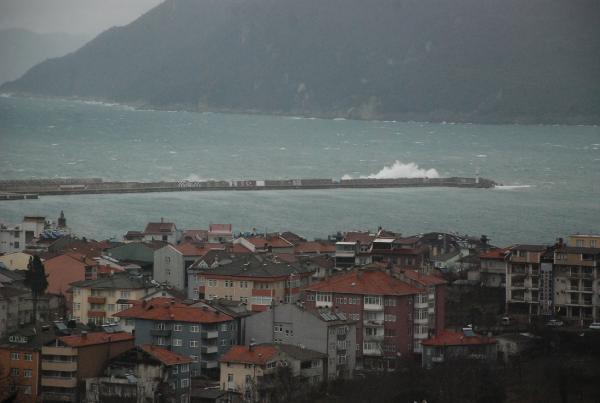 Amasra’da 5 metreyi bulan dalgalar oluştu