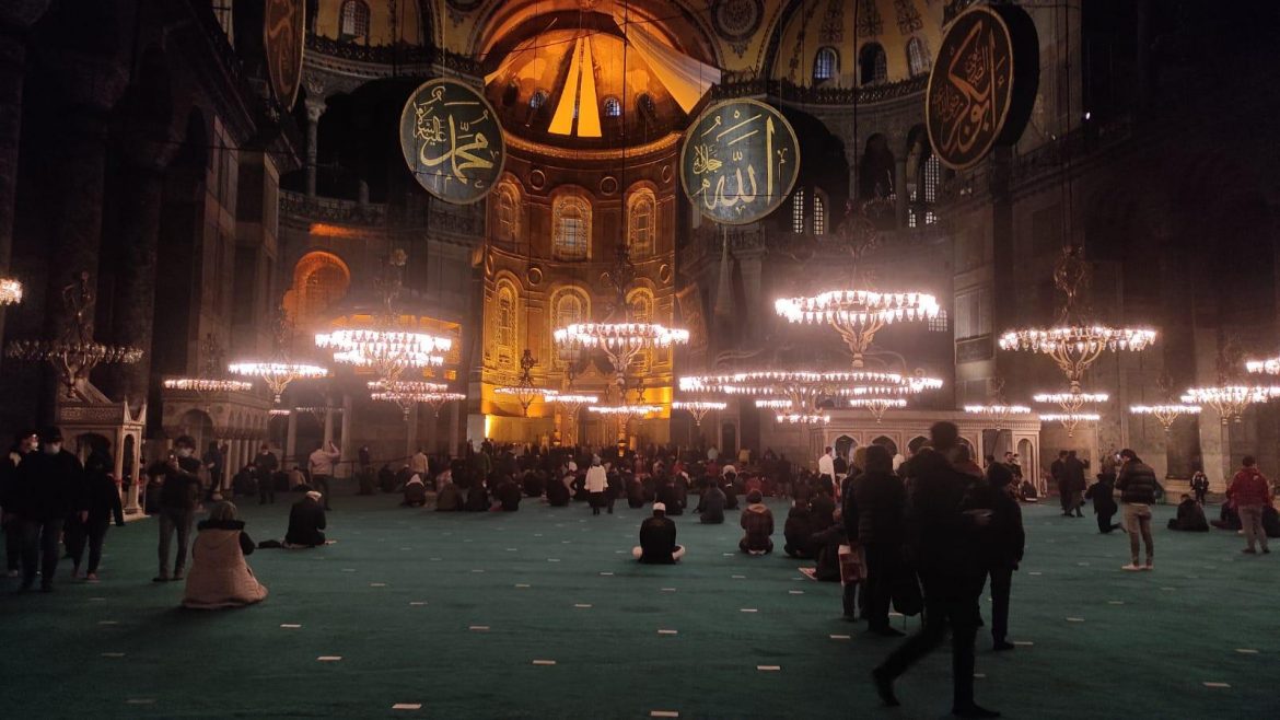 Ayasofya Camii’nde 87 yıl sonra Berat Kandili heyecanı