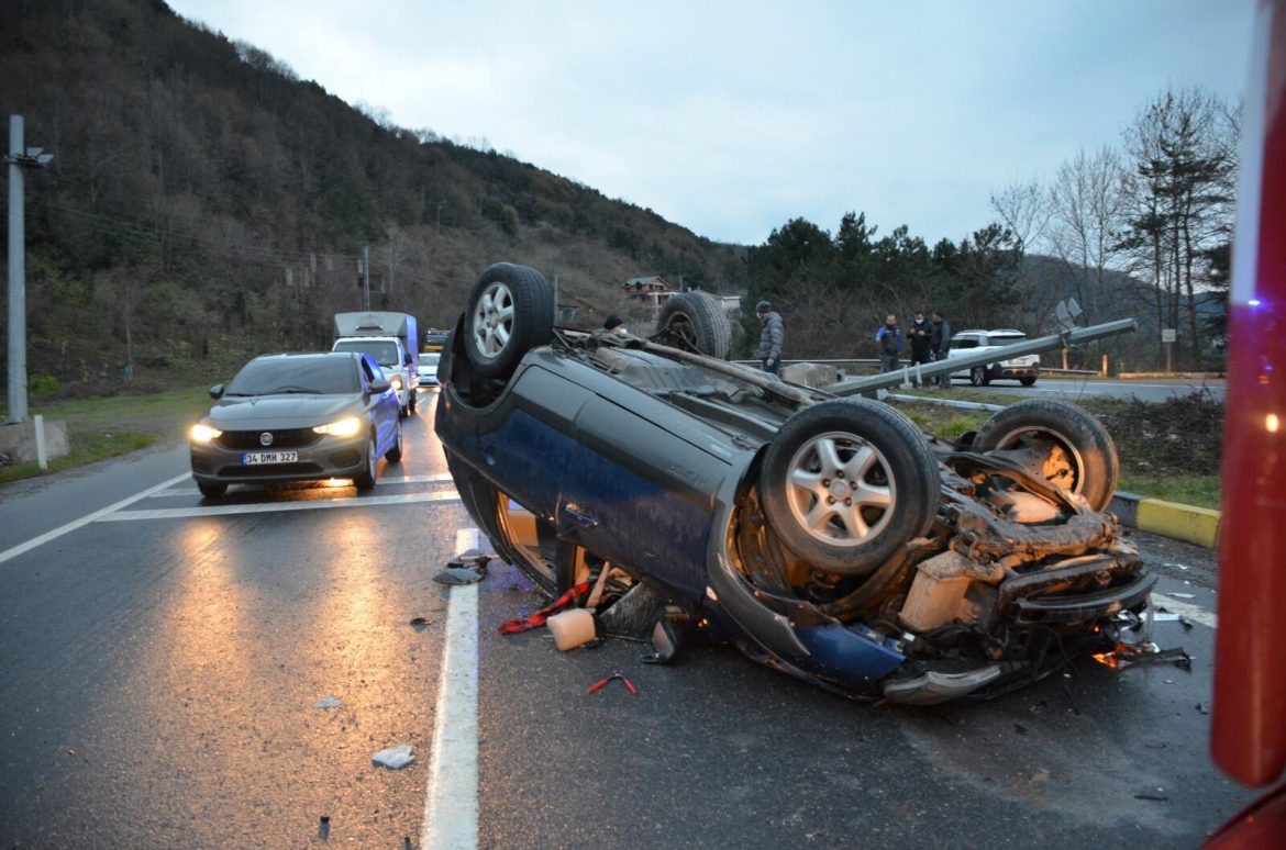 Kontrolden çıkan otomobil MOBESE kamerası direğine çarptı: 3 yaralı