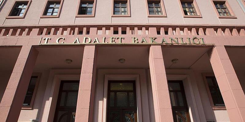 Adalet Bakanlığı, kapanma nedeniyle yazılı ve sözlü sınavlar ertelendiğini duyurdu
