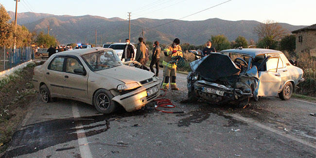 İzmir’de iki otomobil çarpıştı: 1’i ağır, 3 yaralı