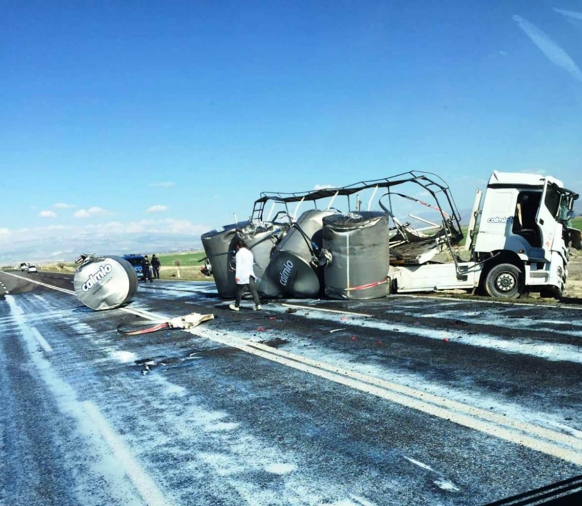 Tanker yoldan çıktı! Tonlarcası etrafa saçıldı
