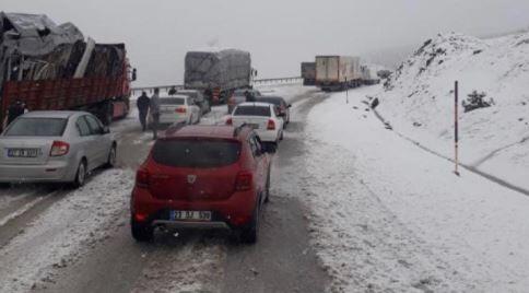 Tokat- Sivas yolunda kar yağışı ulaşımı aksattı