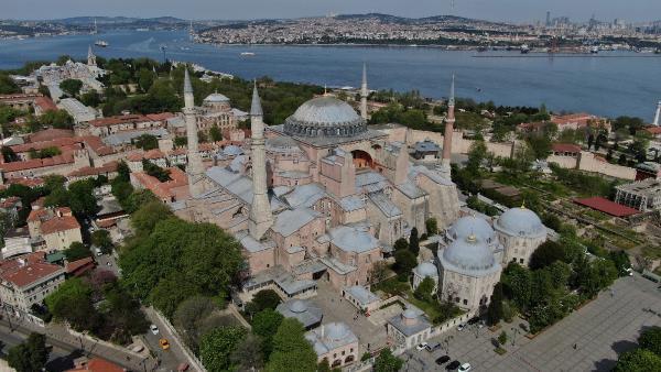 Ayasofya Camii’ne ilk mahya asıldı