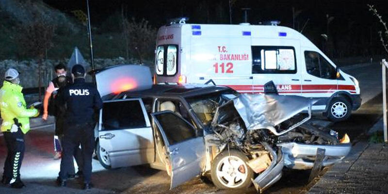 Hafif ticari araç ile otomobil çarpıştı: 7 yaralı