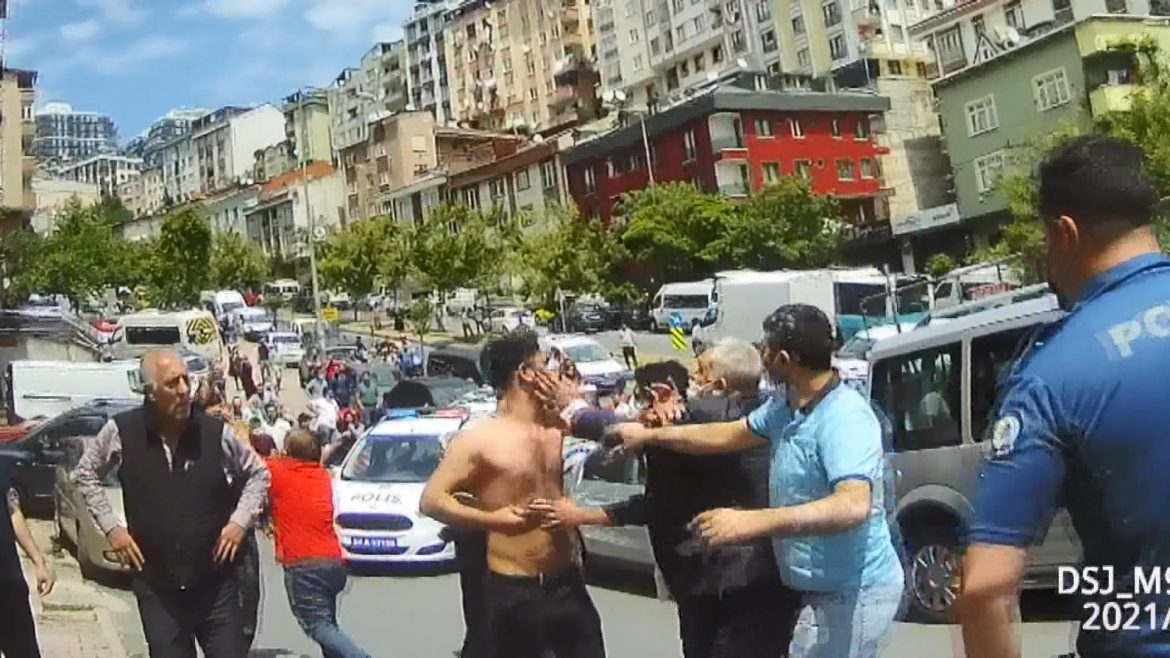 Kağıthane’de iki aile birbirine girdi, polis havaya ateş açtı 