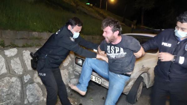 Kısıtlamada duvara çarpan kamyonetin sürücüsü polise zor anlar yaşattı