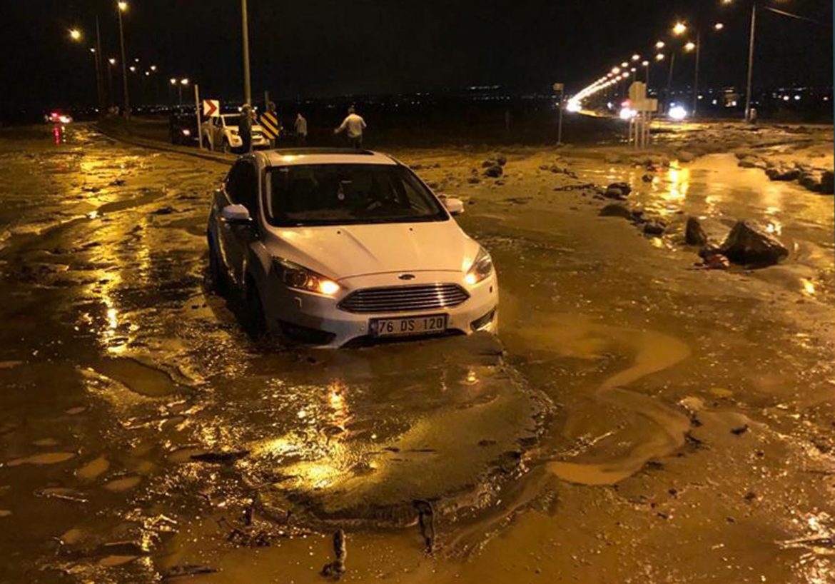 Sel Iğdır-Nahçıvan Karayolu’nda hasara neden oldu! Sürücüler zor anlar yaşadı!
