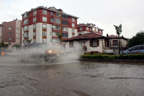 Bolu’da yollar göle döndü, su baskınları yaşandı