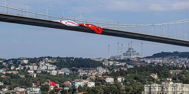 15 Temmuz Şehitler Köprüsü’ne Türk ve KKTC bayrağı asıldı