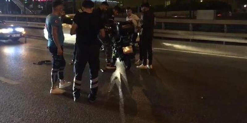 Beylikdüzü’nde motosiklet önündeki otomobile çarptı