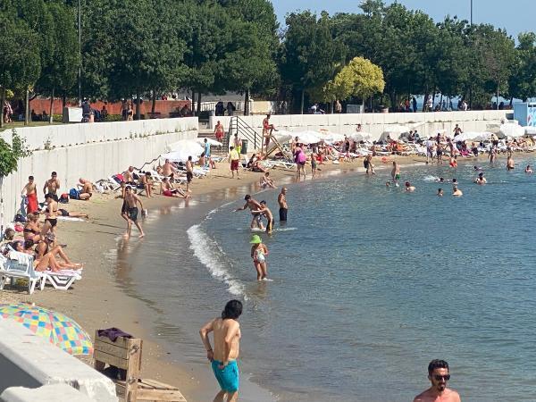 Caddebostan halk plajında yoğunluk