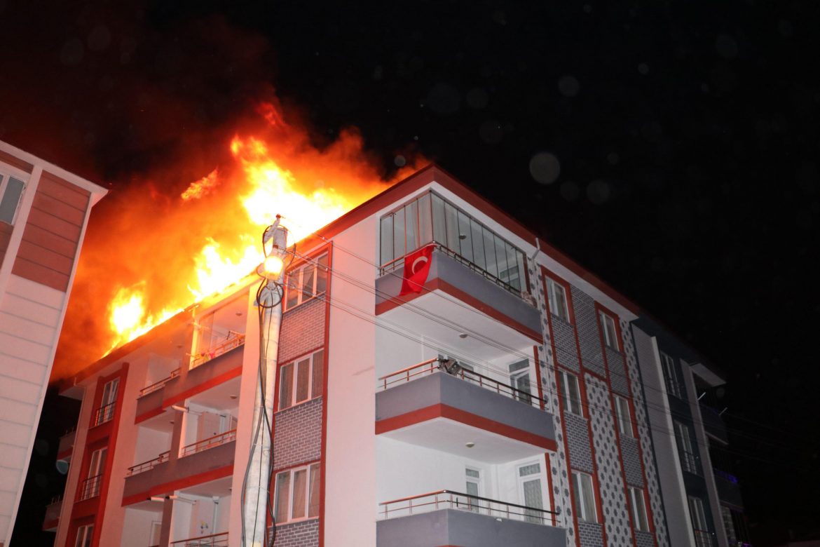 Samsun’da binanın çatısında çıkan yangın hasara neden oldu