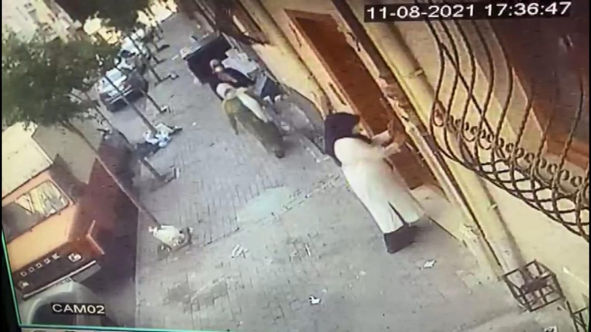 Yaşlı kadını tuzağa düşürdüler