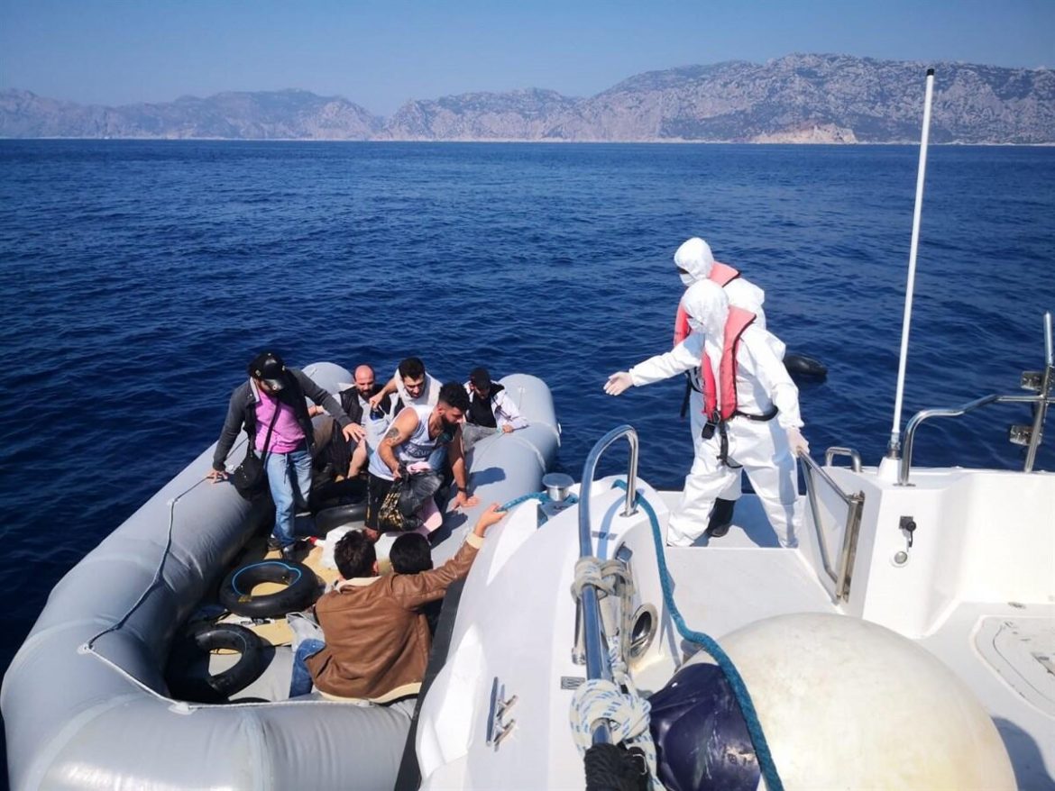 Marmaris açıklarında 15 kaçak göçmen kurtarıldı