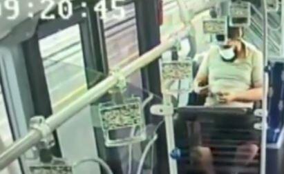 Düşen telefonu cebine attı